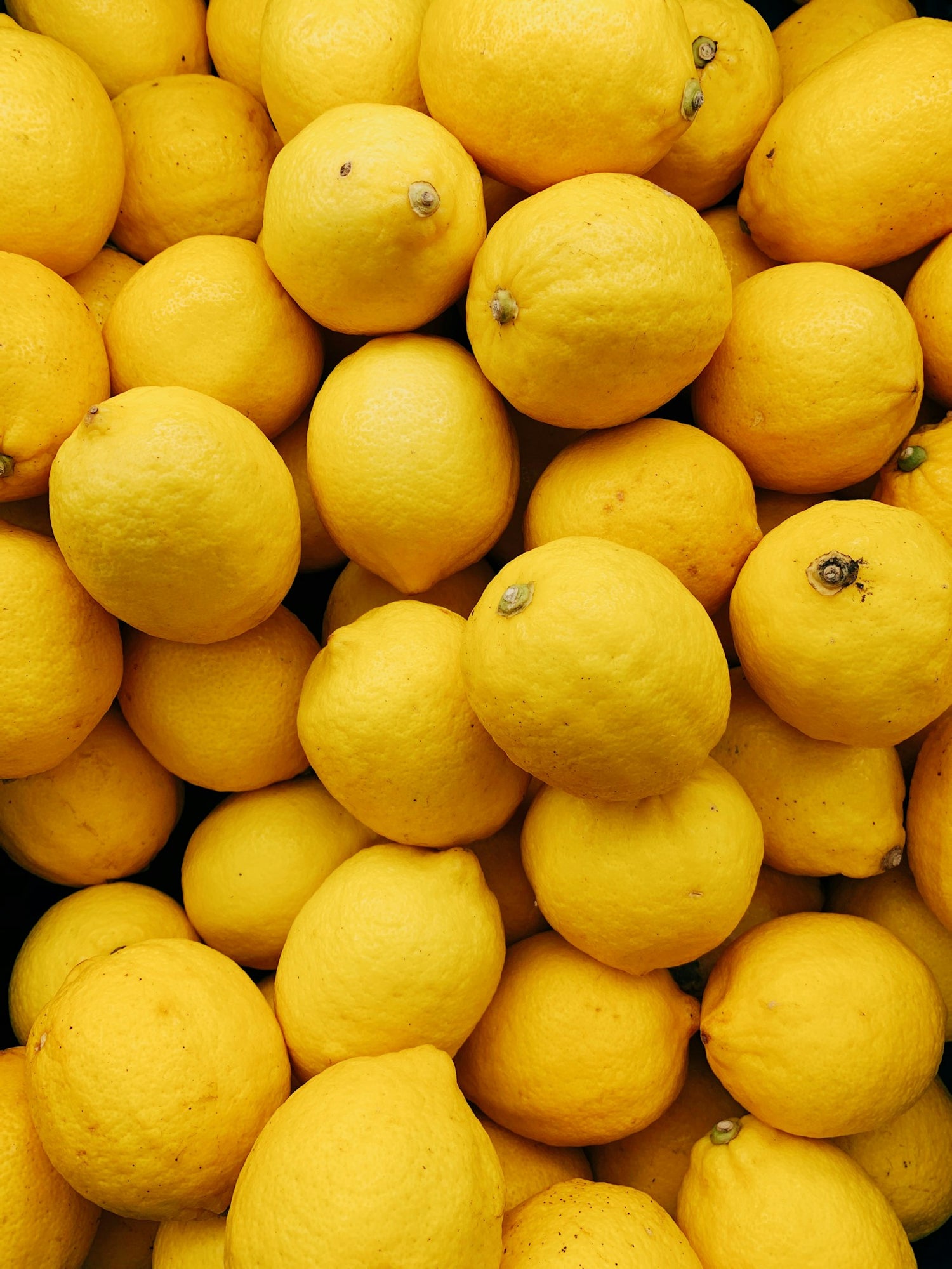A crate of fresh lemons